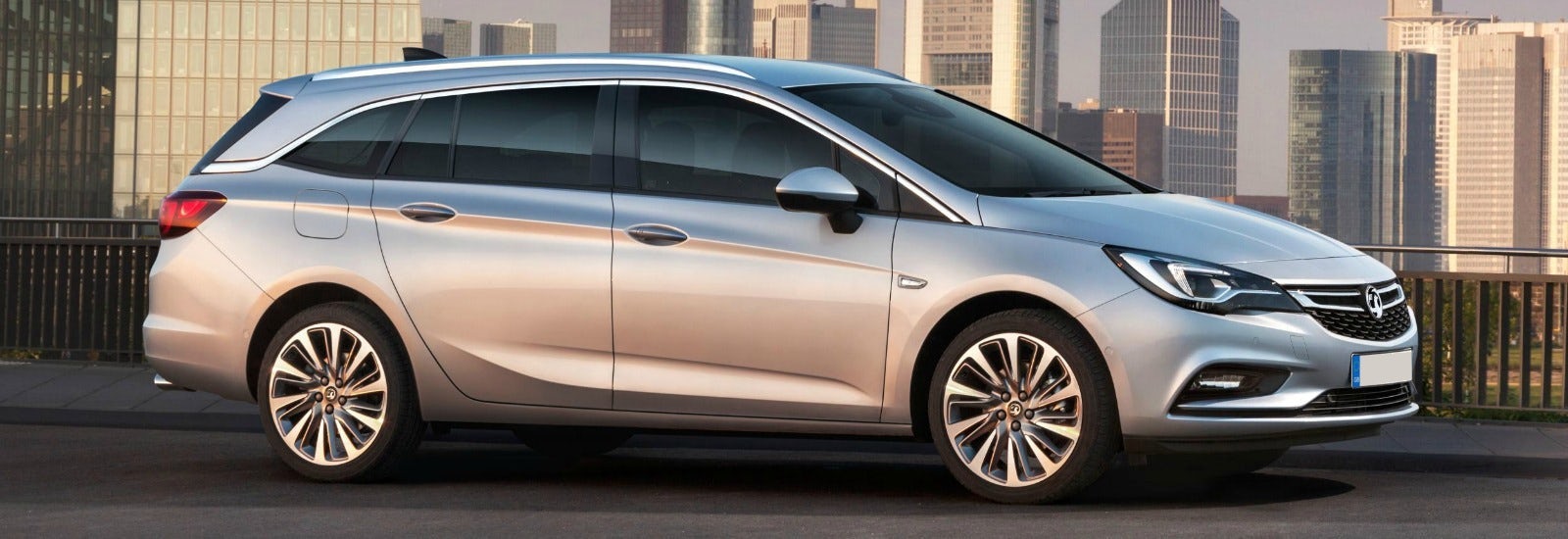 2018 vauxhall astra sports tourer silver parked front three quarters