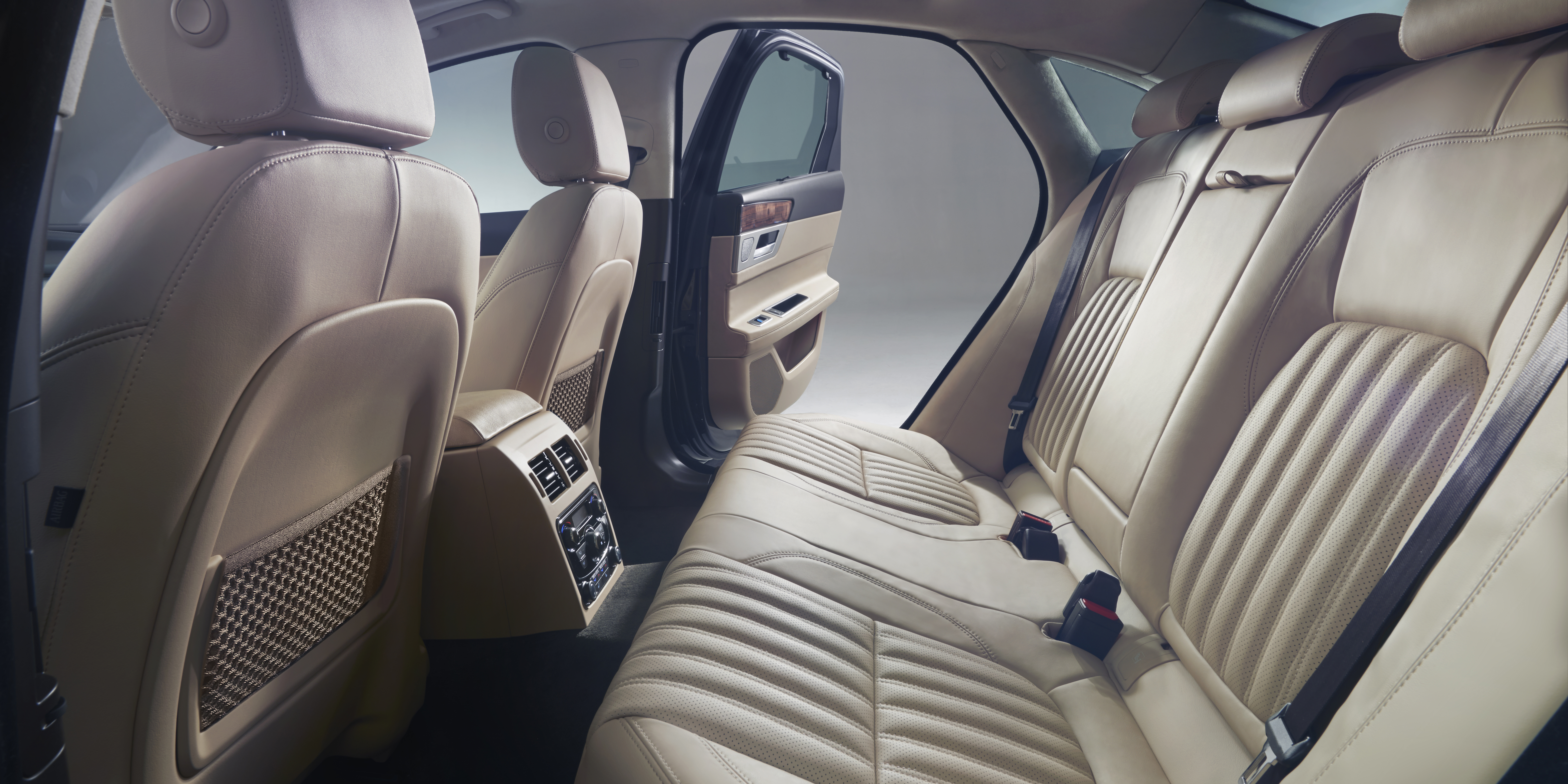 Jaguar XF Boot Space & Dimensions carwow