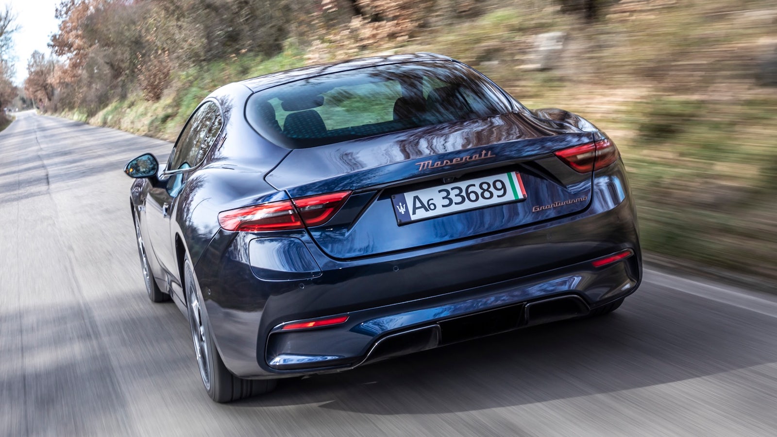 Maserati GranTurismo Folgore Review – क्या यह इलेक्ट्रिक सुपरकूपे अपनी कीमत सही ठहराता है? 2 Luxurious car interior with back view