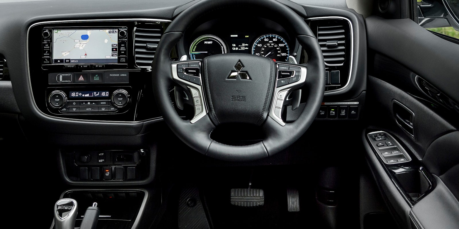 Mitsubishi Outlander Interior & Infotainment | carwow Mitsubishi Outlander Interior & Infotainment | carwow