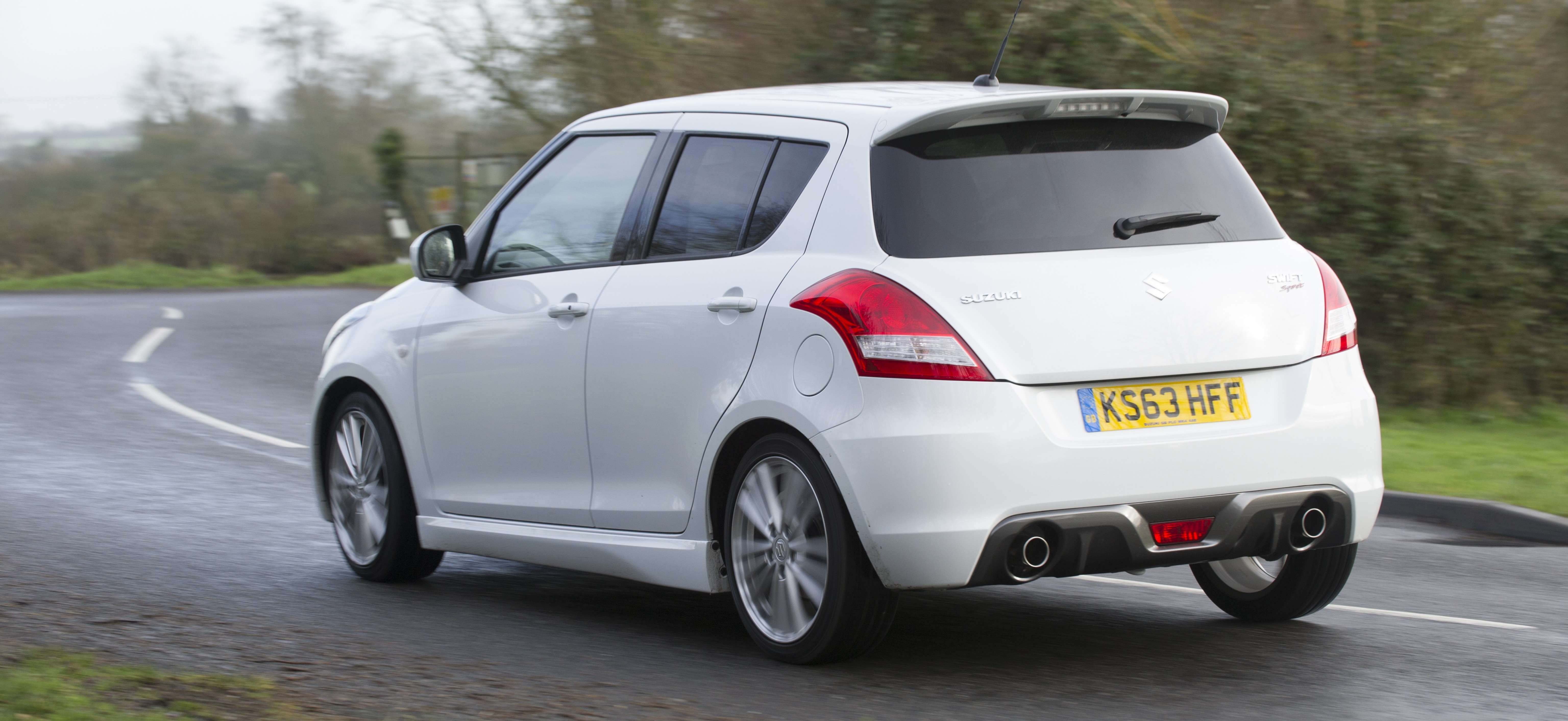 Suzuki_Swift_Sport_cornering_side_on e1447772216818